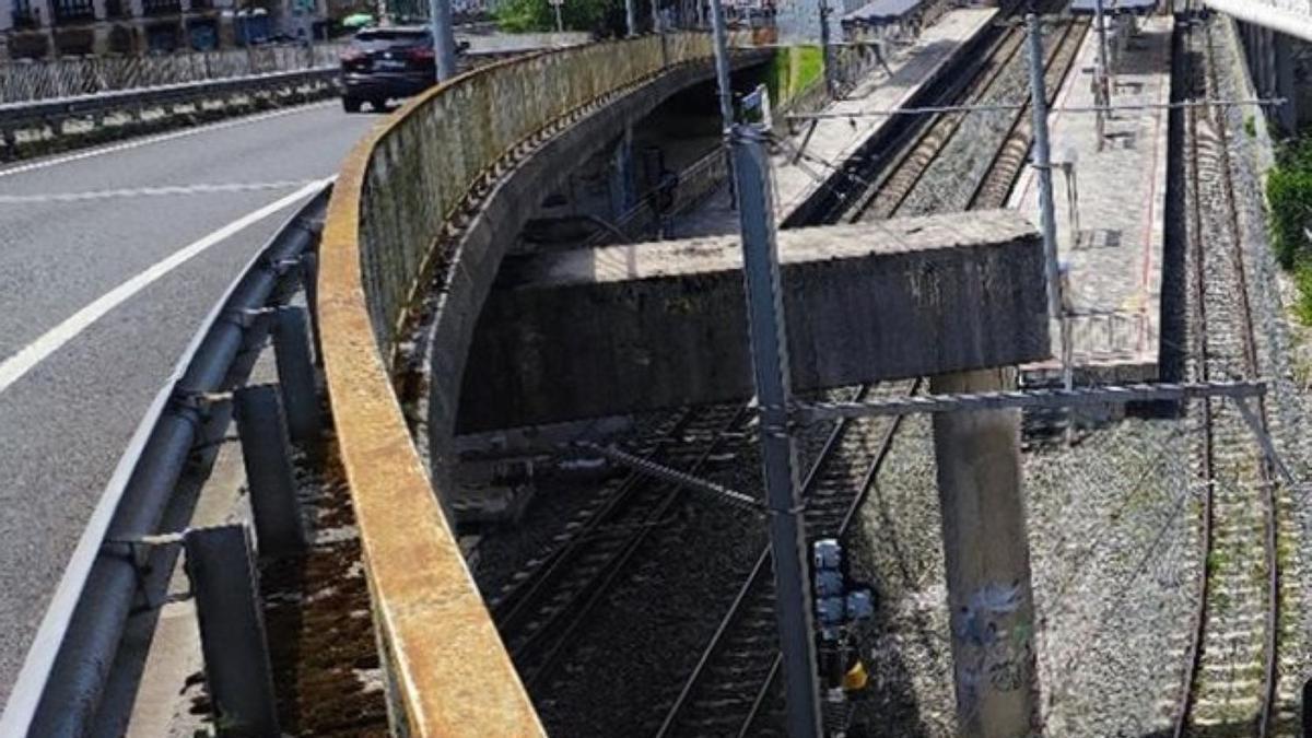 Vista del estado que presenta la zona de vallado del vial que enlaza la variante con la calle Estaziño.