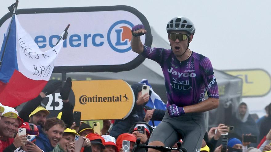 Ben O&#039;Connor festeja la victoria.