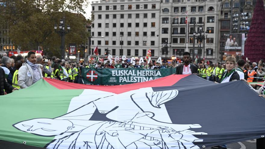 Directo, Euskal Selekzioa - Palestina | Gritos contra el genocidio y de apoyo a Palestina en las calles de Bilbao