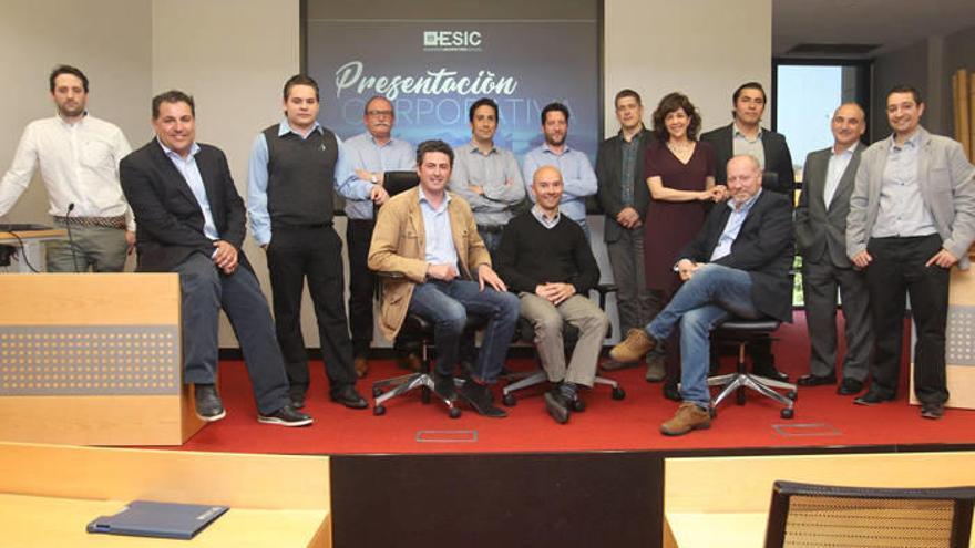 (Izda-dcha) De pie: Daniel Iturralde (Wzen), Eduardo Clavijo (Valuecar.es), Arturo Plasencia (Indoorganic), Santiago Iturralde (Wzen), Joseba Carricas y Miguel Pueyo (Be Helpie),  Daniel Rico (Cocuus), Ana Aracama (directora de Esic Navarra), Arturo Reyes