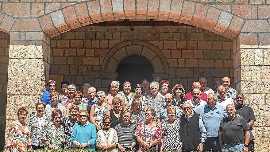 La sociedad Denak-Bat animó  a salir con las nuevas camisetas, que llevan el nombre y coordenadas de Orotz.