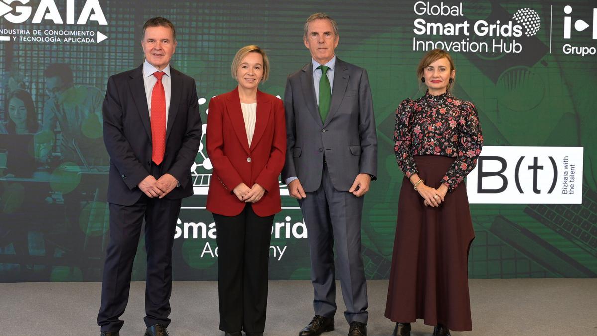 Foto de familia esta mañana en la Torre Iberdrola de la alianza Smart Grid Innovation Hub
