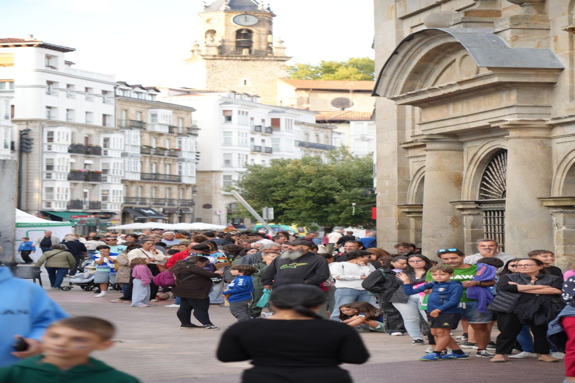 En imágenes: Firma de autógrafos para desbordar Vitoria-Gasteiz de ilusión albiazul