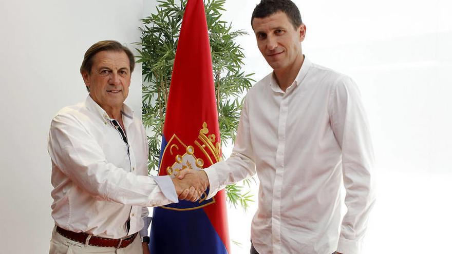 Archanco y Javi Gracia se dan la mano tras firmar el contrato del nuevo entrenador.