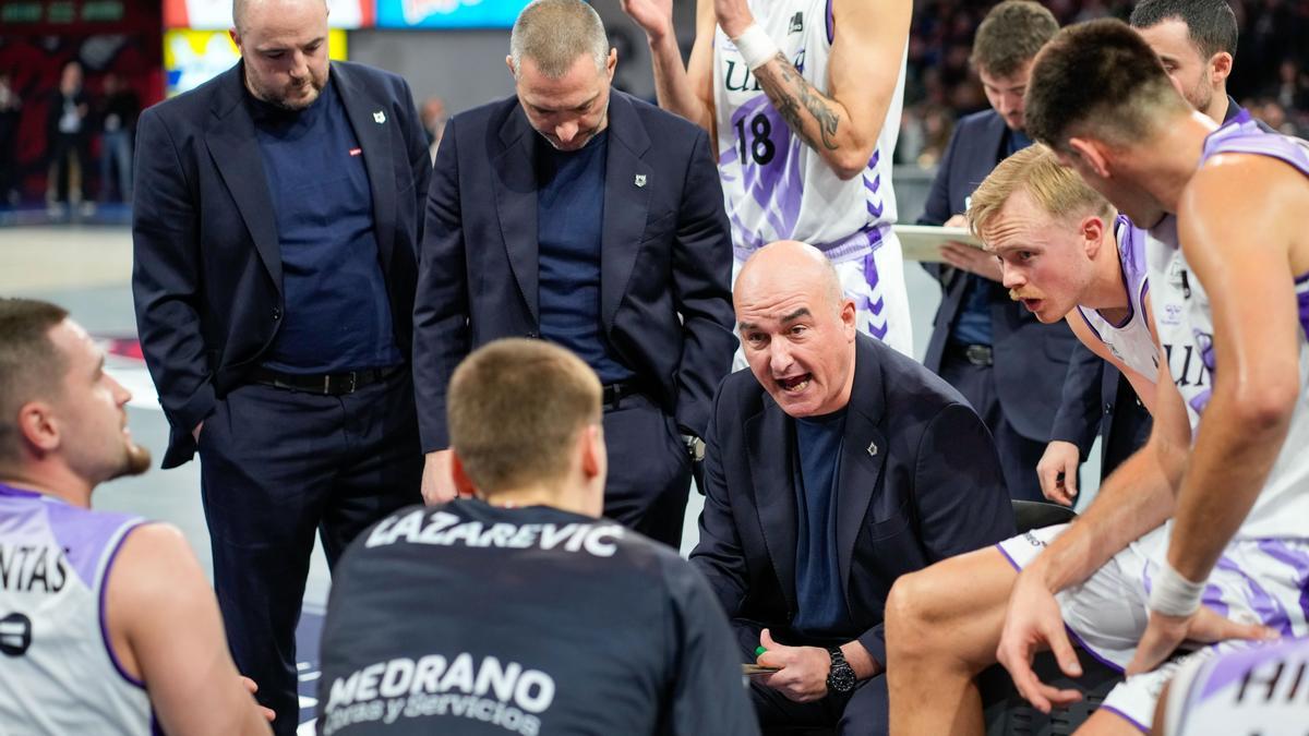 Jaume Ponsarnau habla con sus jugadores en el partido ante el Baskonia