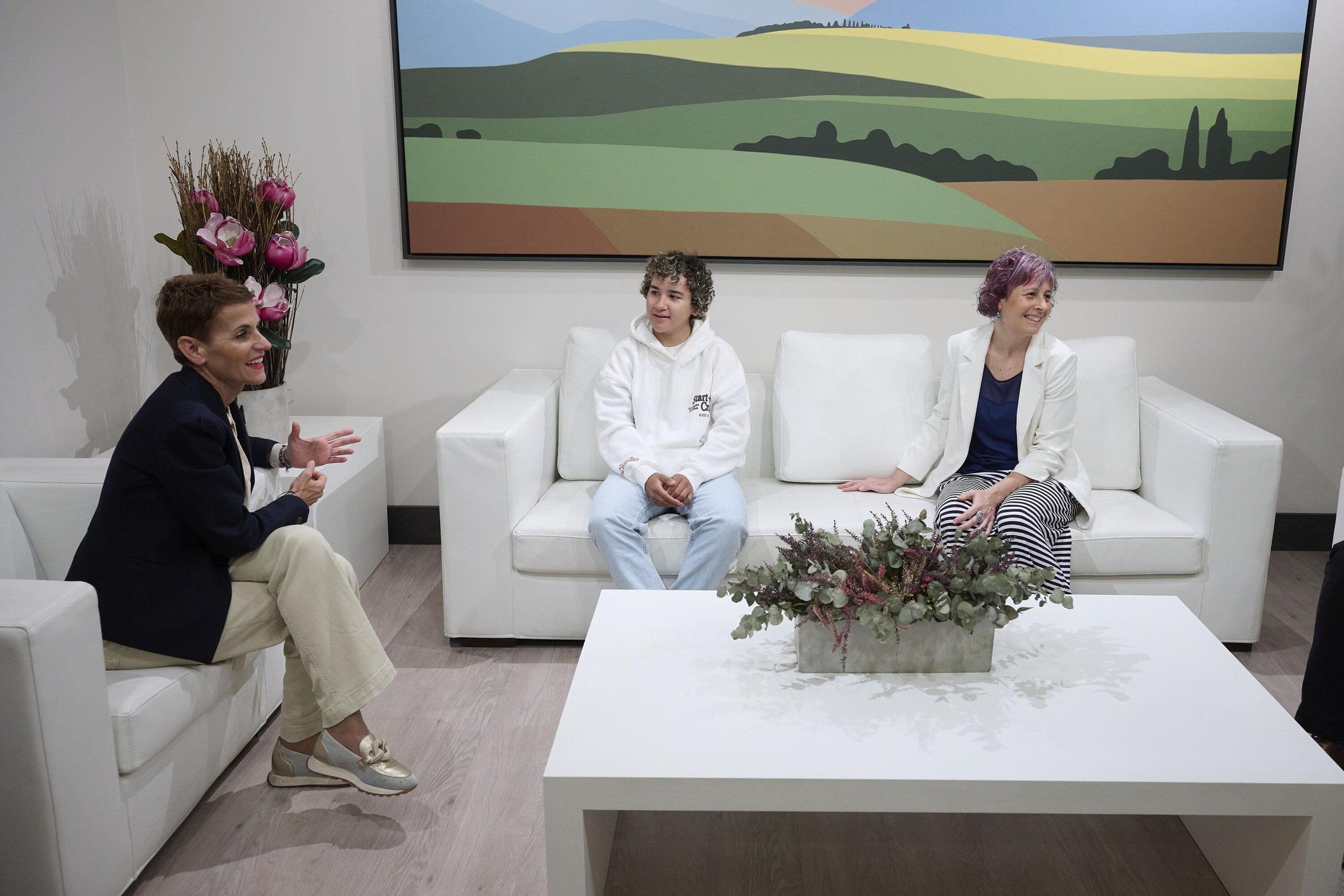 María Chivite recibe a Paula Ostiz en el Palacio de Navarra