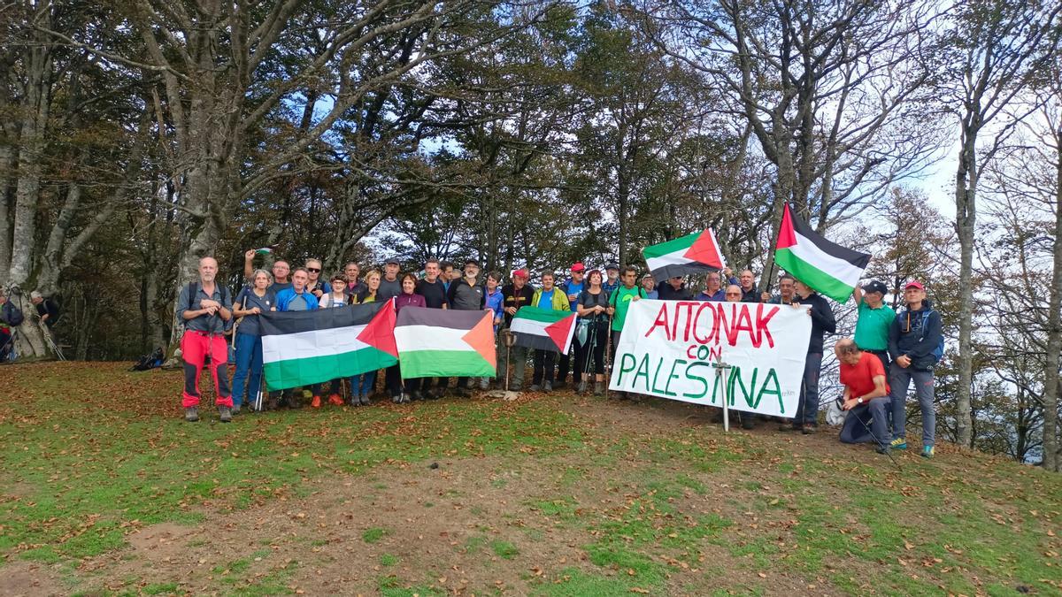 Un grupo de montañeros y montañeras de Aitonak, de salida por el entorno de Leitza.