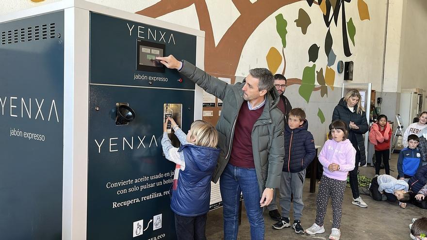 Arguedas estrena una máquina que convierte el aceite usado en jabón para la lavadora
