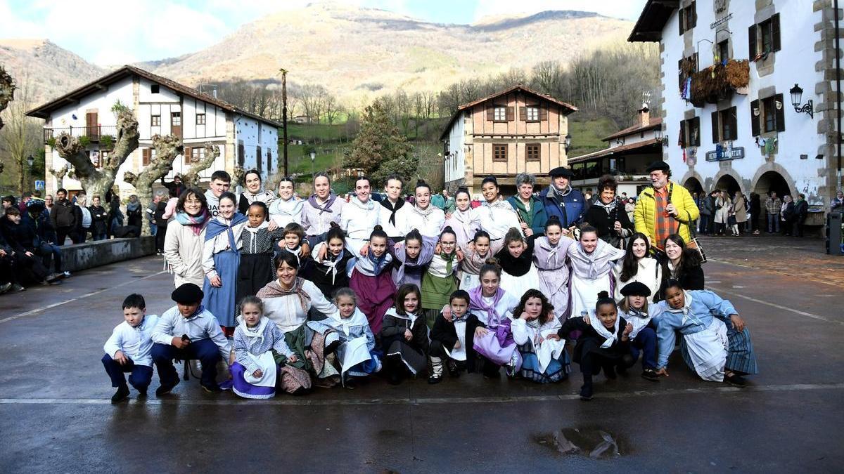 Ituren y Aurtitz despiden el carnaval con los ‘kontuen egunak’.