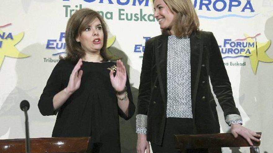 Soraya Sáenz de Santamaría y Arantza Quiroga, ayer en el Fórum Europa celebrado en el hotel Carlton de Bilbao.