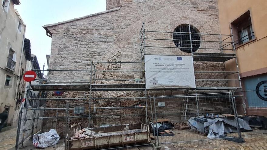Vano abierto en la fachada de San Nicolás que da a la calle de Caldereros.