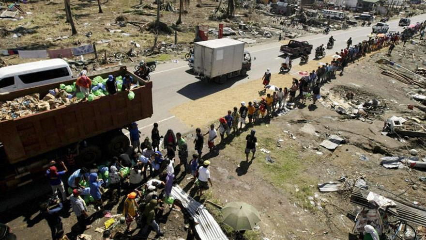 La cifra oficial de muertos por el tifón Haiyan en Filipinas asciende ya a más de 5.500