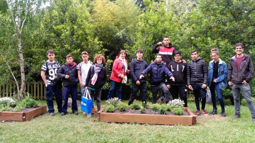 Los alumnos de agro-jardinería del Centro de Formación Profesional Básica Getxo-Leioa, junto al oasis.