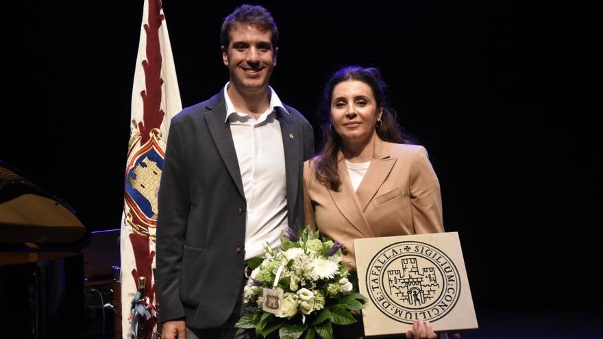 Sabina Puértolas, premiada en casa