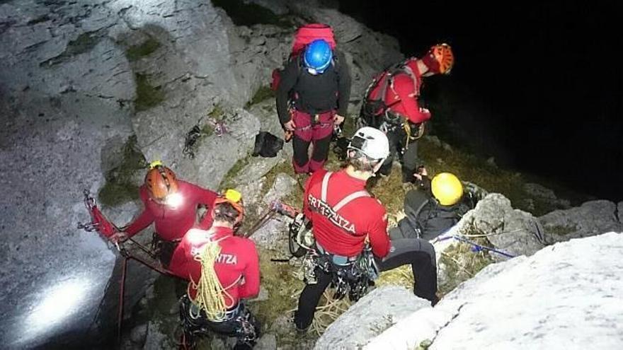 Rescate ayer en Alluitz de dos montañeros por la Ertzaintza.