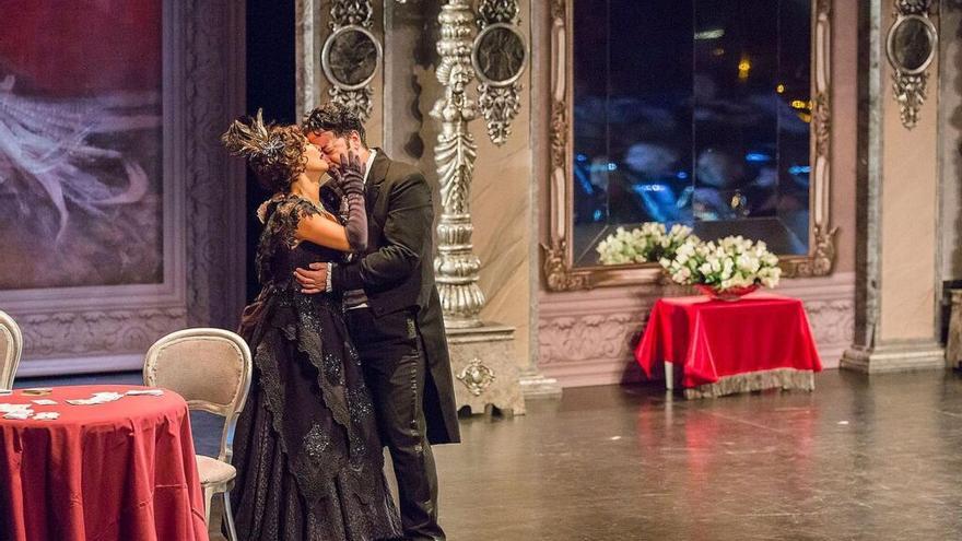 Escena la la ópera &#039;La Traviata&#039; de Ópera 2001.