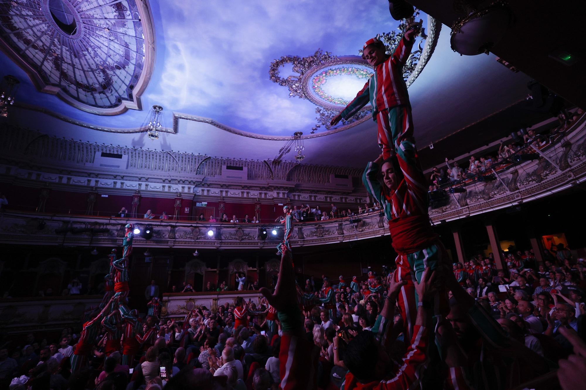 Las asociaciones de víctimas de la dana llenan un teatro de música y poesía para homenajear a sus fallecidos