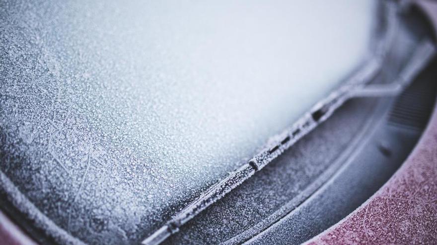 Rascar el hielo así es peor: el error que puede dañar tu coche