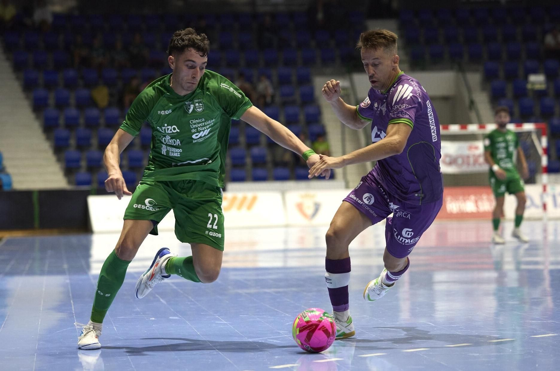 El navarro Josu Mendive, en plena pugna por el balón.
