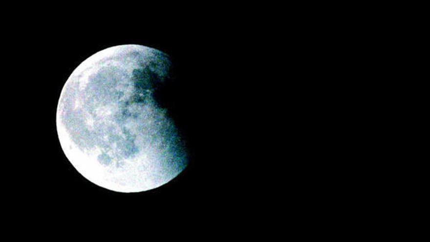 La Luna alberga más agua de lo que se creía