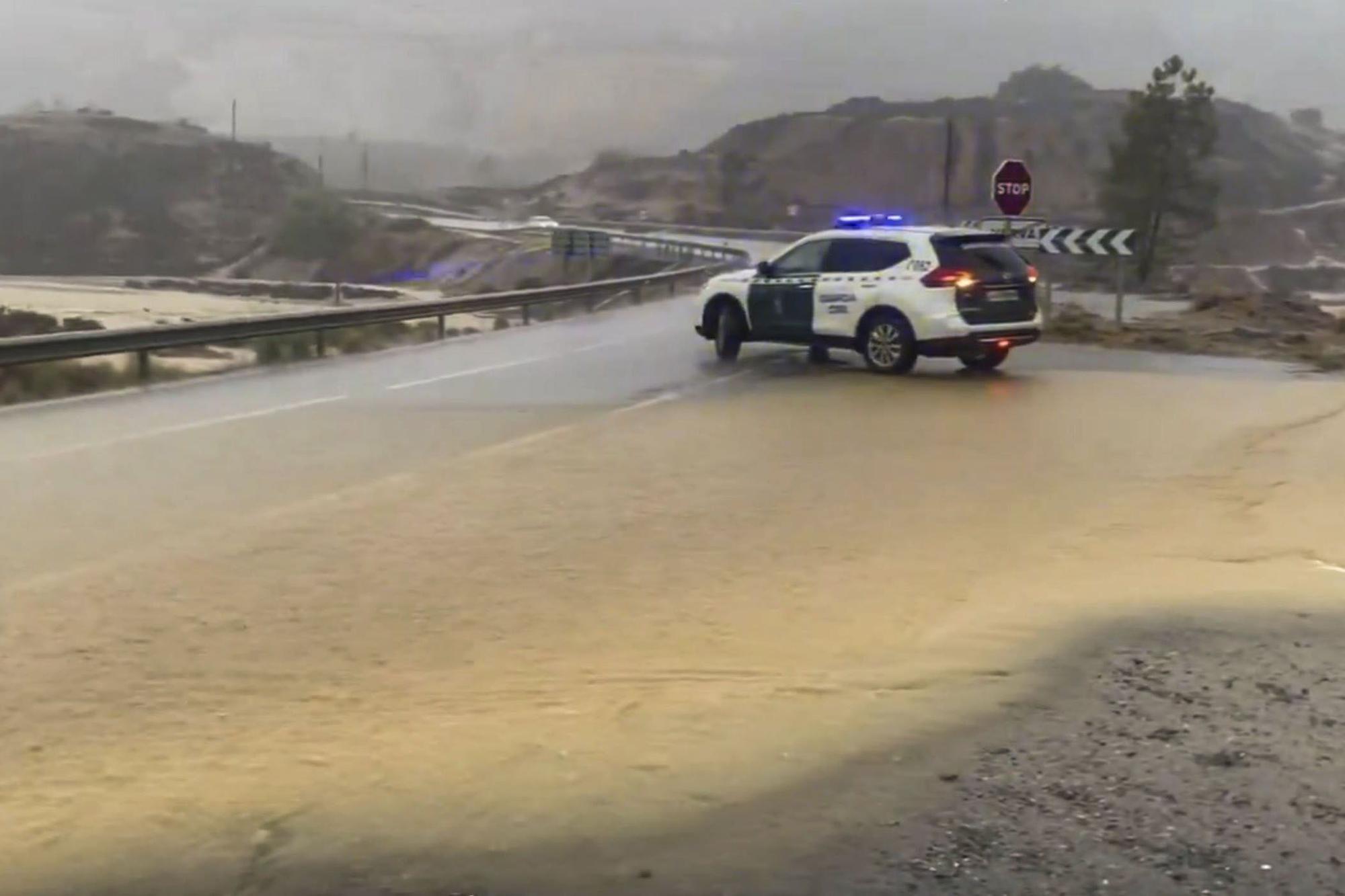 En imágenes: Andalucía supera las 900 incidencias por la borrasca 'Claudia', con la anegación de la estación de autobuses de Huelva