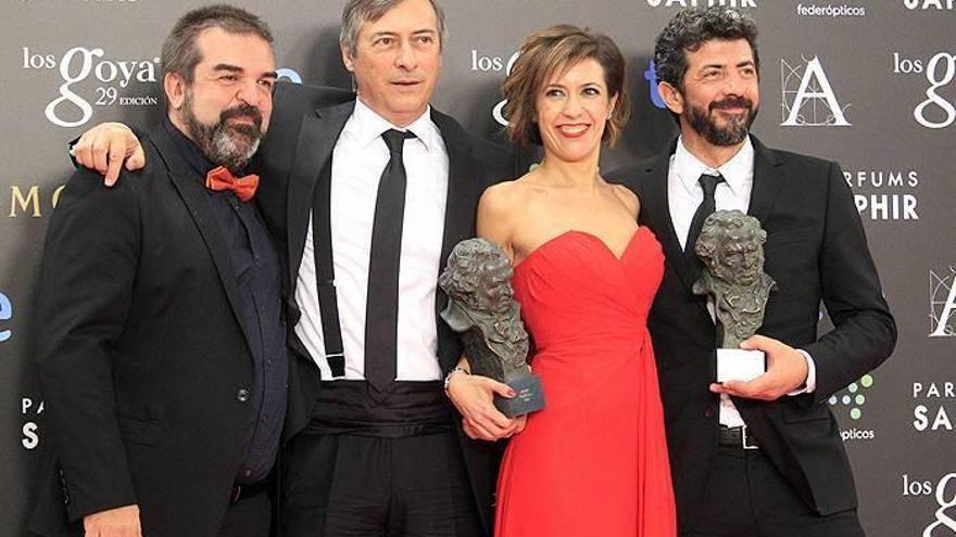 Los productores de la película La isla mínima, de izda. a dcha.: Gervasio Iglesias, José Antonio Félez y Mercedes Gamero, y el director de la cinta, Alberto Rodríguez.