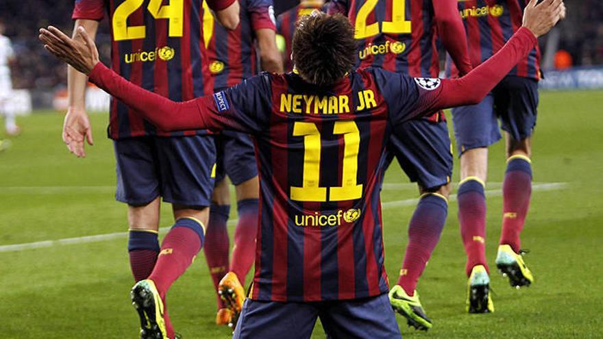 Neymar escancia esencias de fútbol jugando de &#039;nueve&#039;