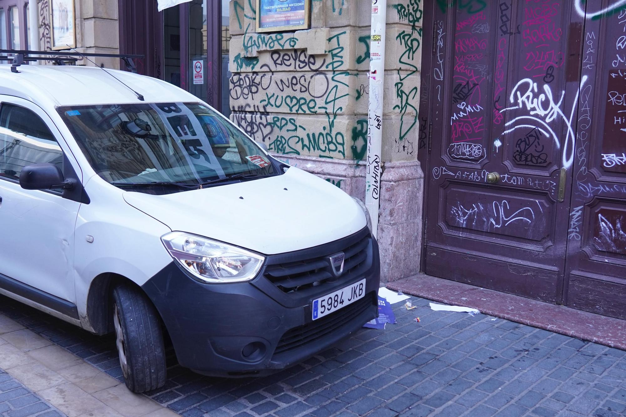 En fotos: vandalizan la fachada y las entradas del teatro Arriaga