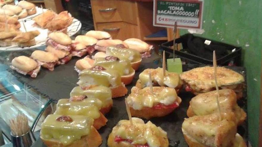 Oferta surtida de pintxos en Bilbo 82, con el bacalao al pilpil en cabeza