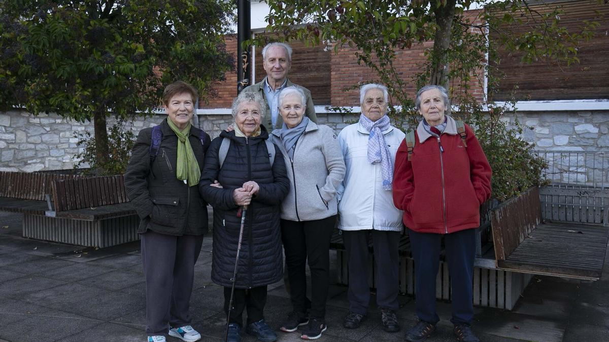 Esther Lozano, rodeada por María Serrano, Tina Pérez, las hermanas Carmen y Hortensia Salamanca y Luis Tudanca.
