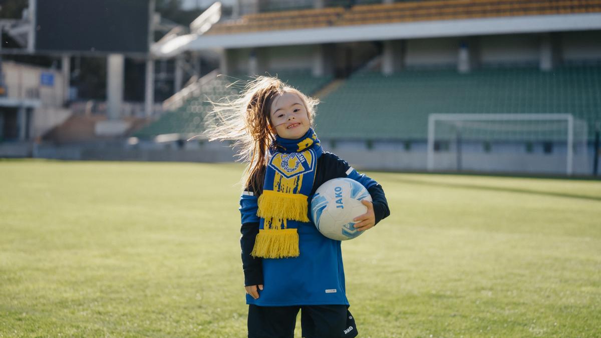 En la foto vemos a Maricica, de 6 años, que vive en Moldavia y quiere ser jugadora de fútbol. 