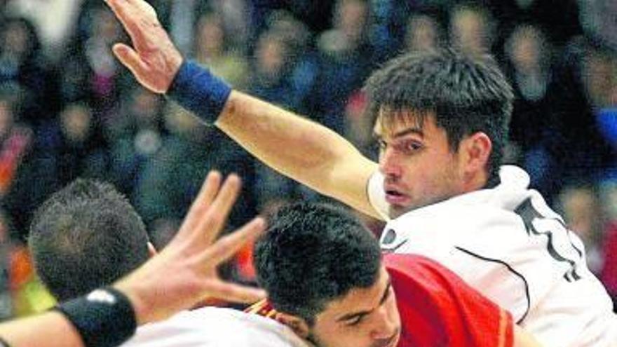 España se impone con apuros a Portugal