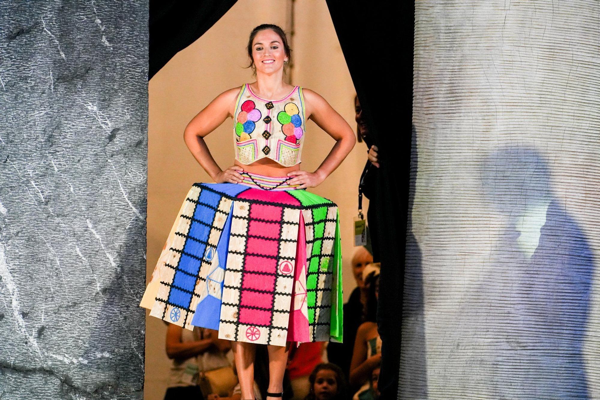 En imágenes: así ha sido el desfile de Vestidos de Papel de Güeñes