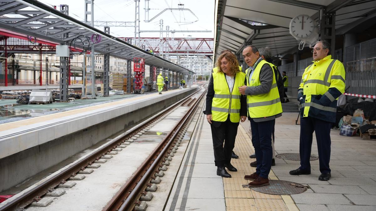 Autoridades visitan la Estación del Norte de Donostia antes de la apertura del segundo andén