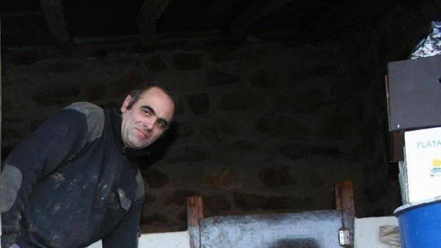 Los dos cerdos de santamasak, con Joseba Garitaonaindia, su criador.