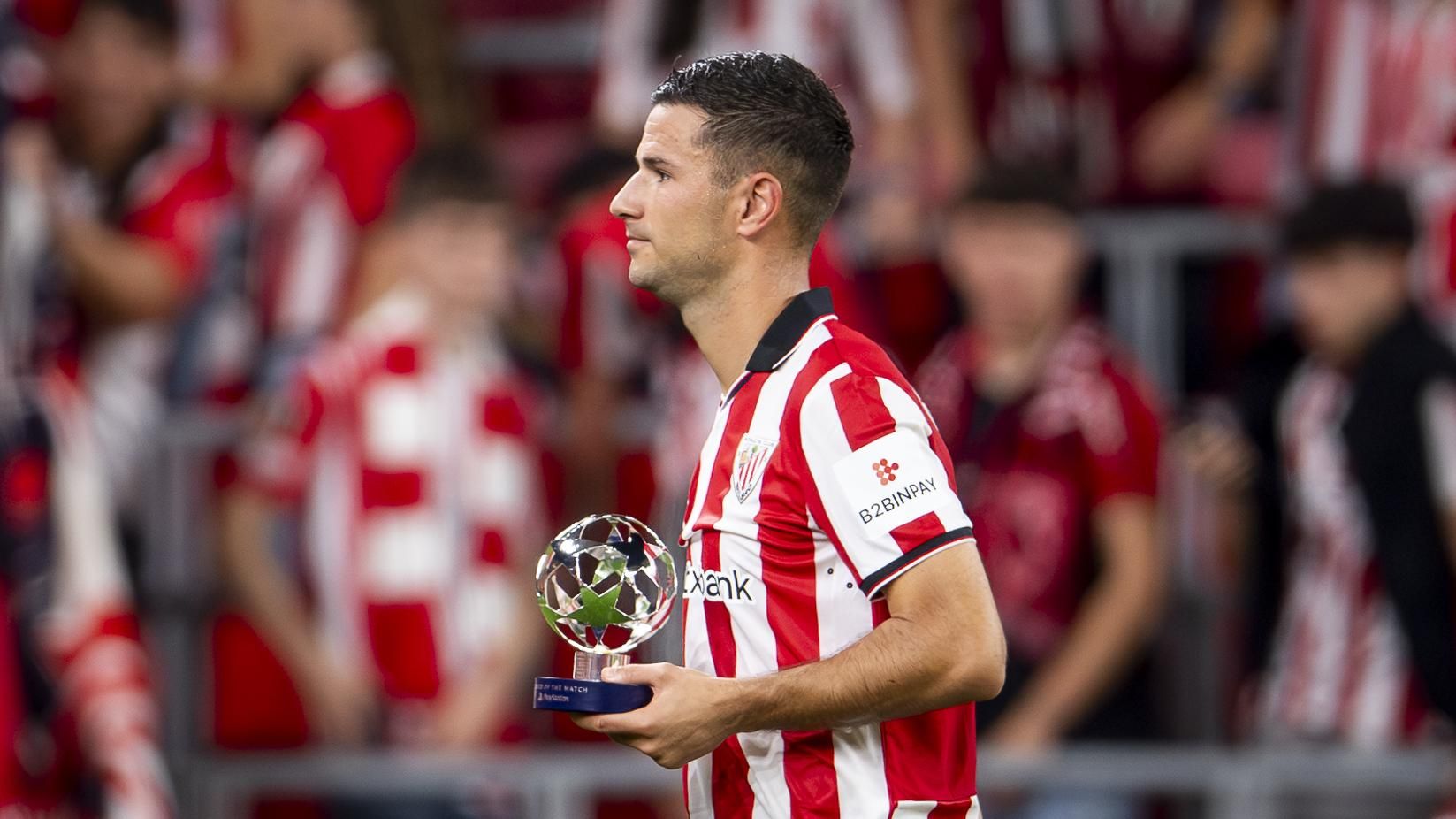 Gorka Guruzeta con el trofeo de MVP