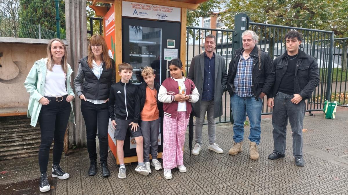 Inauguración de la máquina de vending solidaria en el exterior de Mendiko Eskola