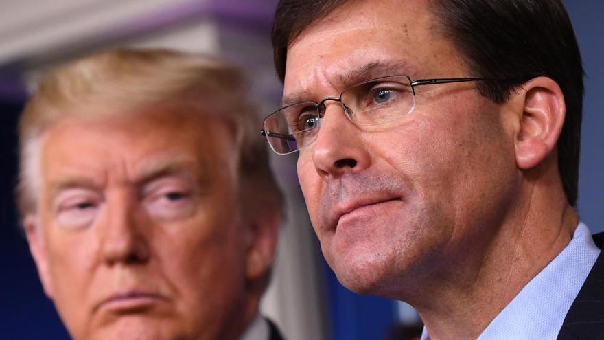 Donald Trump mira al jefe del Pentágono Mark Esper