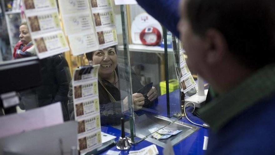 Una persona comprando lotería en una administración.