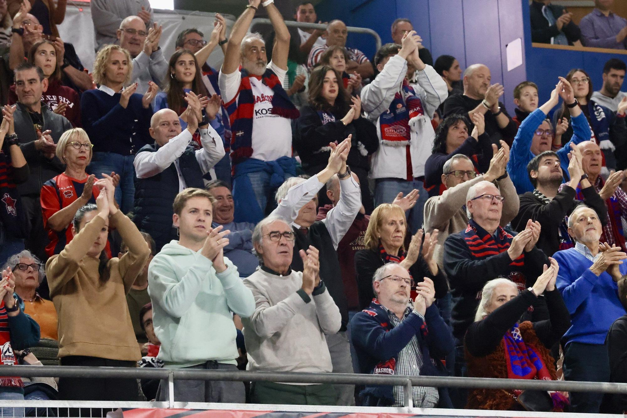 En imágenes: Ambiente en el Baskonia - Bologna (¡Búscate en las fotos!)
