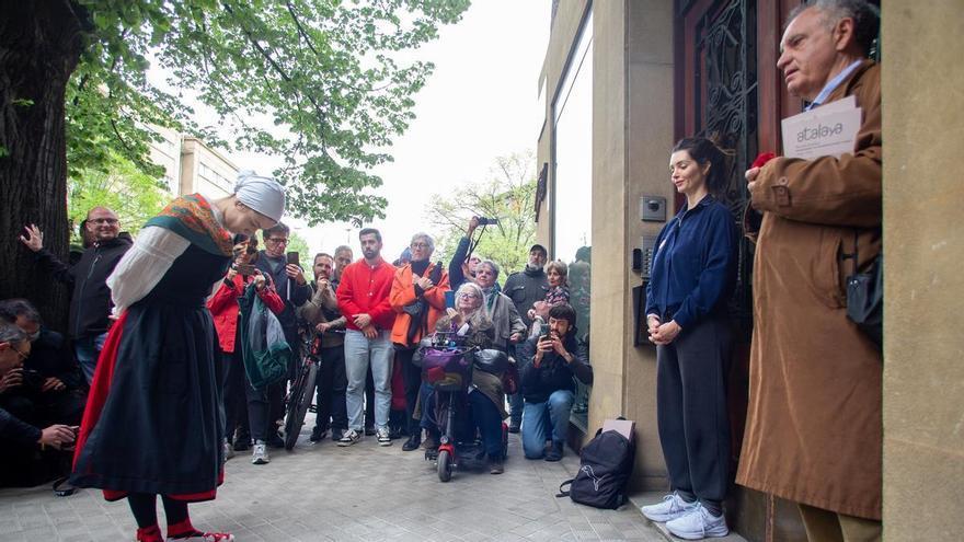 Fotos de la colocación de un tropezón en honor a Xabier de Frutos