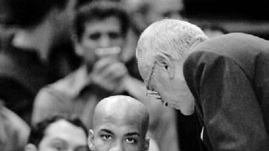 Stephon Marbury, en el banquillo de los Nicks.