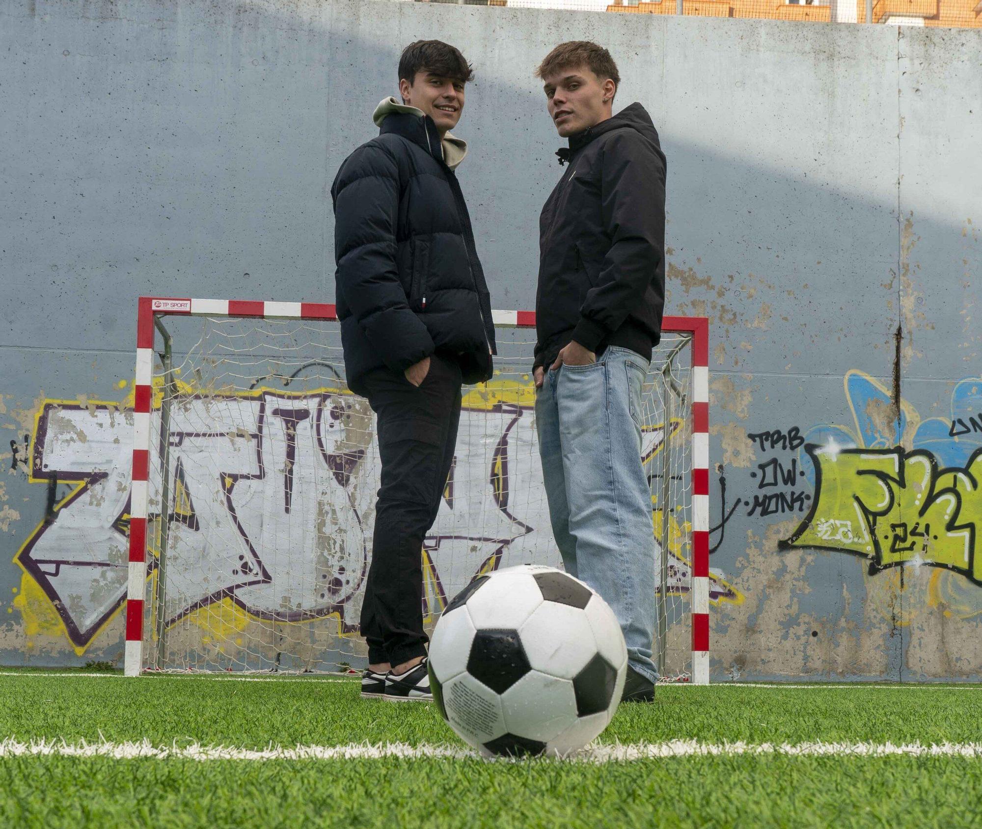 Mikel Ortiz de Urbina y Alain Velarde posan durante su charla con DNA