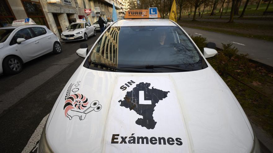 Las autoescuelas vuelven a manifestarse por Pamplona por la escasez de examinadores en Navarra