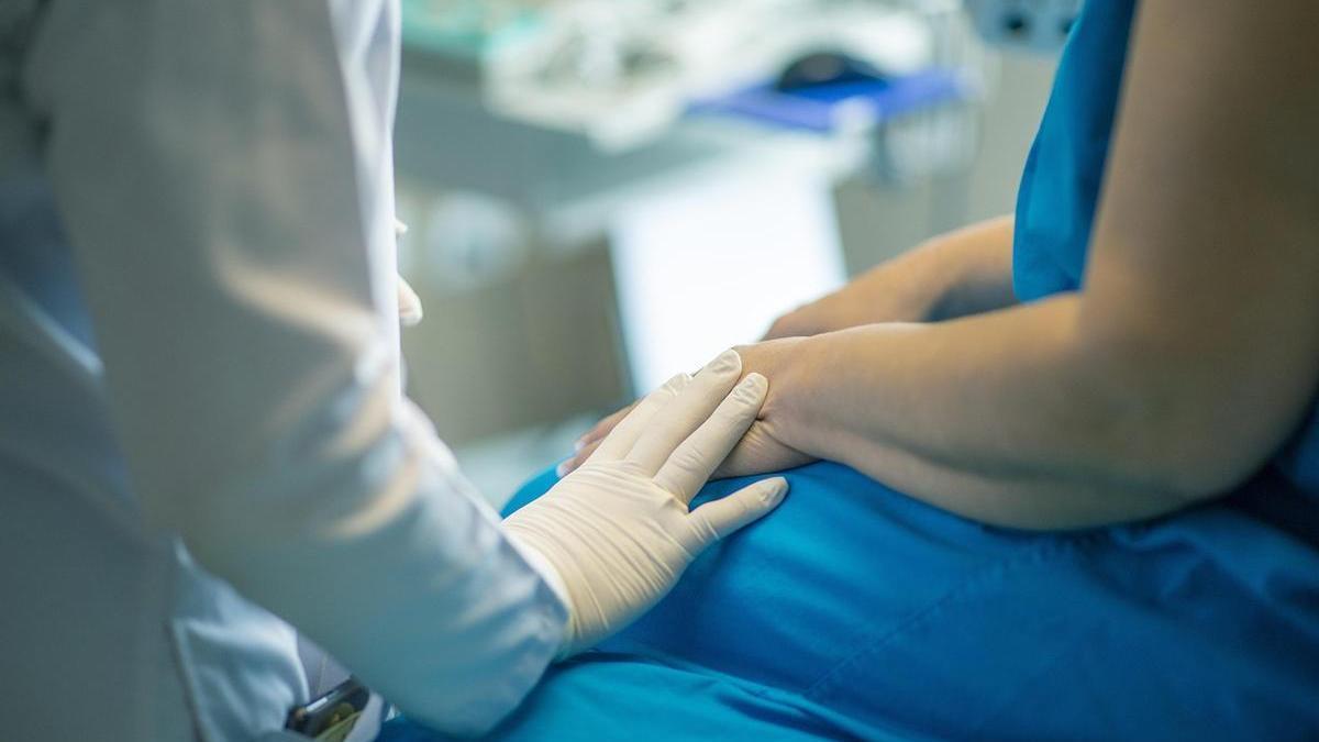 Imagen de recurso de una doctora con un paciente