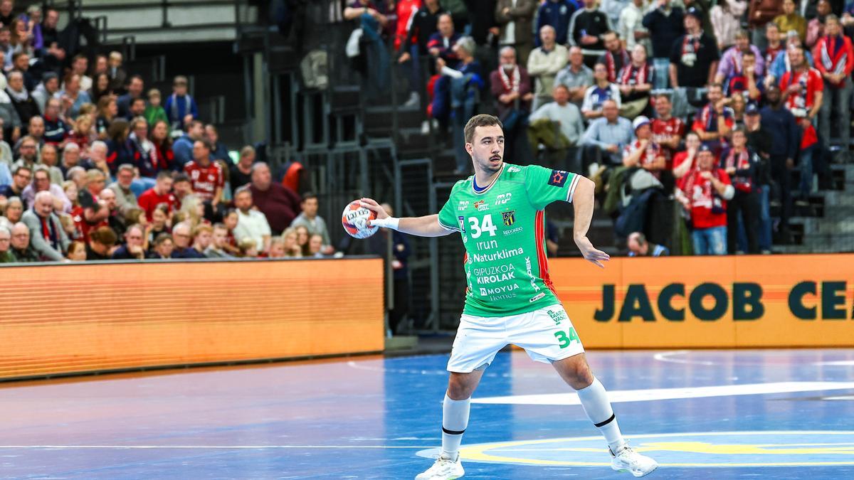 El jugador del Irudek Bidasoa Irun Nacho Valles, en el partido ante Flensburg en el Campushalle