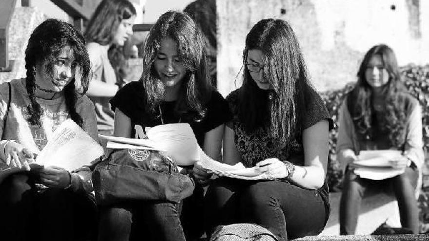 Estudiantes repasan apuntes en el parking de la UPNA.