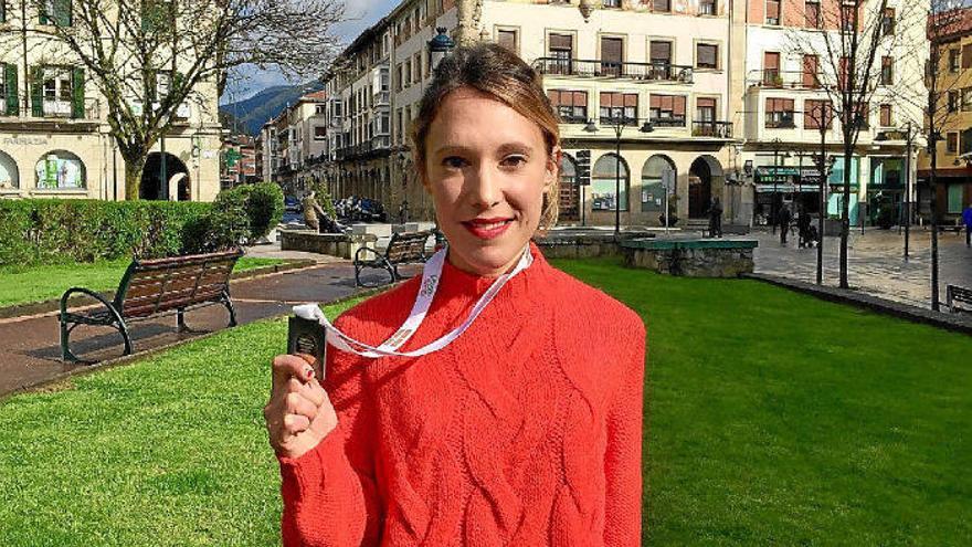 María Zorroza posa con su medalla de oro tras coronarse como la mejor en el medio maratón femenino de Euskadi.