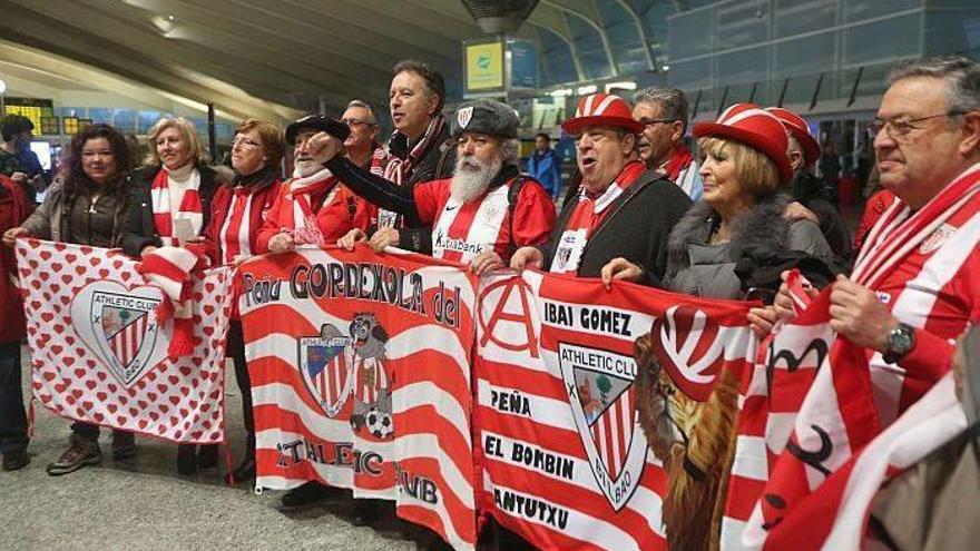 Aficionados en Loiu antes de tomar el vuelo a Augsburgo