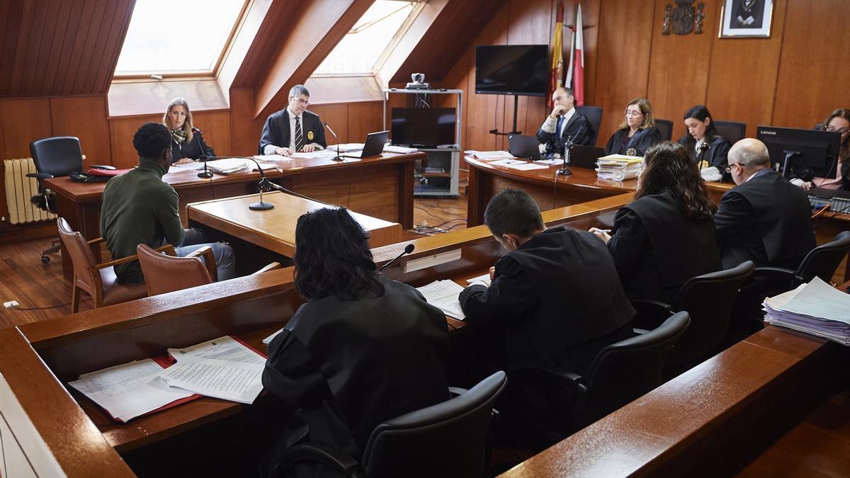 Uno de los acusados interviene durante un juicio por una violación grupal en Santander en 2022, en la Audiencia ProvinciaL.